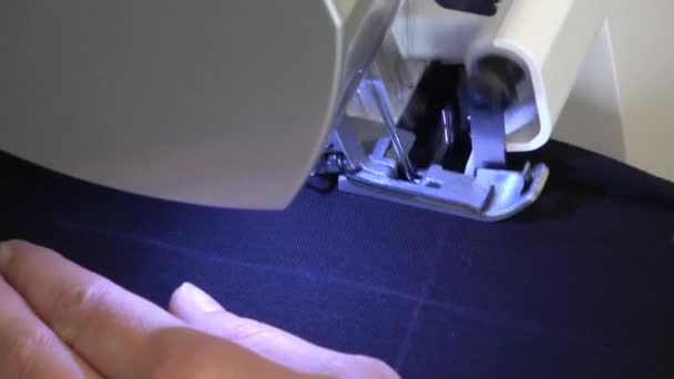 Женские Руки Работающие Современной Швейной Машинке Некоторыми Тканями Текстилем — стоковое видео