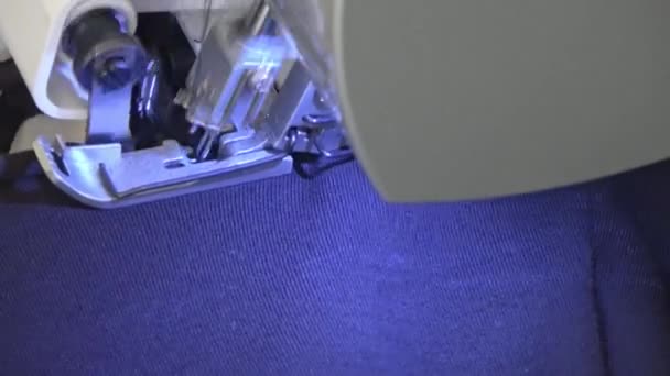 옷감과 직물을 가지고 현대식 재봉틀에서 일하는 — 비디오