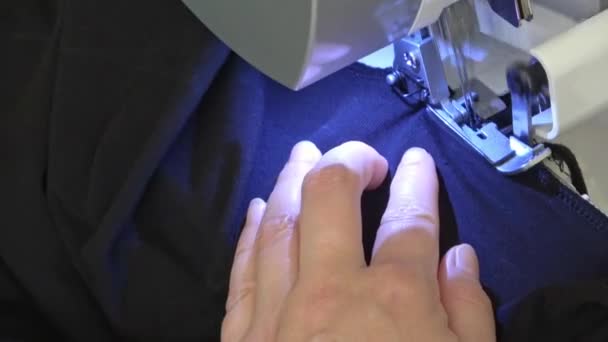 Weibliche Hände Arbeiten Einer Modernen Nähmaschine Mit Einigen Stoffen Und — Stockvideo