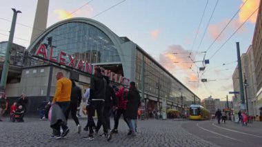 Berlin, Almanya - 03. Ekim 2022: Gün ortasında Berlin Mitte 'deki ünlü Alexanderplatz' ın görüntüsü