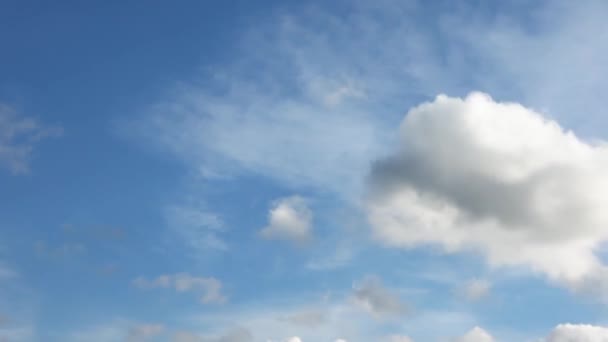 Idő Múlása Gyönyörű Bolyhos Fehér Gyönyörű Felhő Képződmények Egy Mély — Stock videók