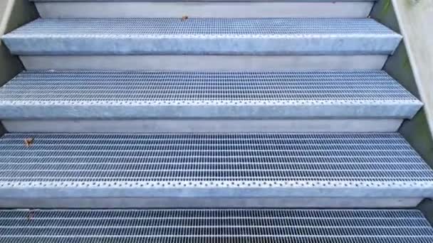 Metal Adımlarla Merdivenlerde Yürürken Ilk Kişinin Bakış Açısı — Stok video