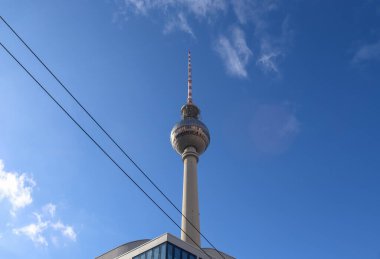 Berlin, Almanya - 03. Ekim 2022: Berlin Mitte 'deki ünlü Alexanderplatz' ın gündüz görüntüsü