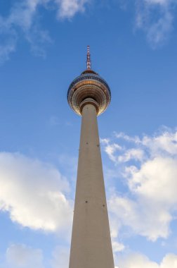 Berlin, Almanya - 03. Ekim 2022: Berlin Mitte 'deki ünlü Alexanderplatz' ın gündüz görüntüsü
