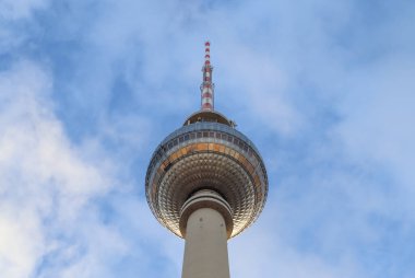 Berlin, Almanya - 03. Ekim 2022: Berlin Mitte 'deki ünlü Alexanderplatz' ın gündüz görüntüsü