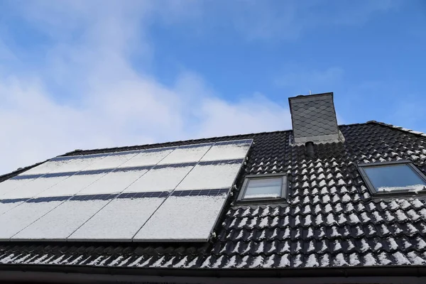 Ηλιακοί Συλλέκτες Χιόνι Αυτό Που Παράγουν Καθαρή Ενέργεια Μια Στέγη — Φωτογραφία Αρχείου