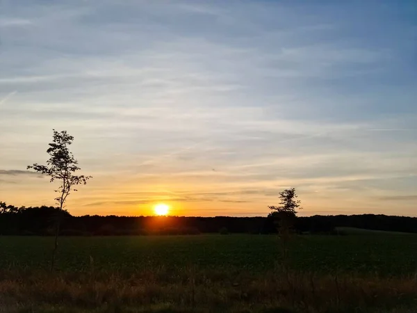 Schöner Und Romantischer Sonnenuntergang Atemberaubenden Gelben Und Orangen Farben — Stockfoto