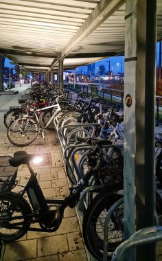 Kiel, Almanya - 25. Kasım 2022: Bisikletler geceleyin kentteki bir park yerinde