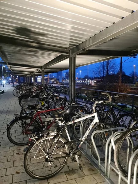 Kiel Niemcy Listopad 2022 Rowery Parkingu Mieście Nocy — Zdjęcie stockowe