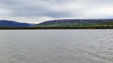 Okyanusta, İzlanda açıklarında, arkada dağlar var..