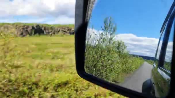 Движение Размыло Вид Боковое Зеркало Автомобиля Время Вождения Icelandic Ландшафт — стоковое видео