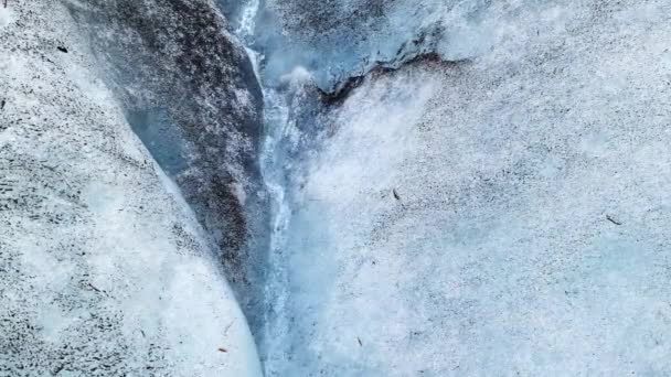 冰岛的约翰沙伦冰川上有流水的蓝色冰层的近景 — 图库视频影像