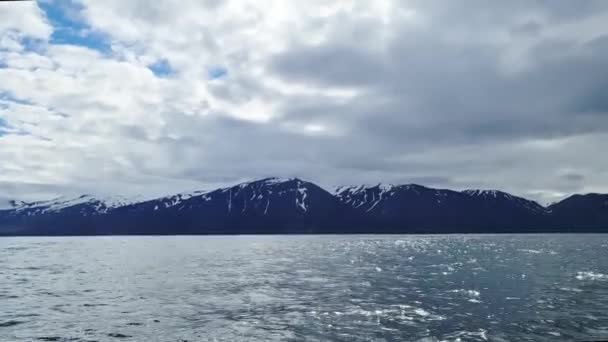 Oceaan Voor Ijsland Met Bergen Achtergrond — Stockvideo