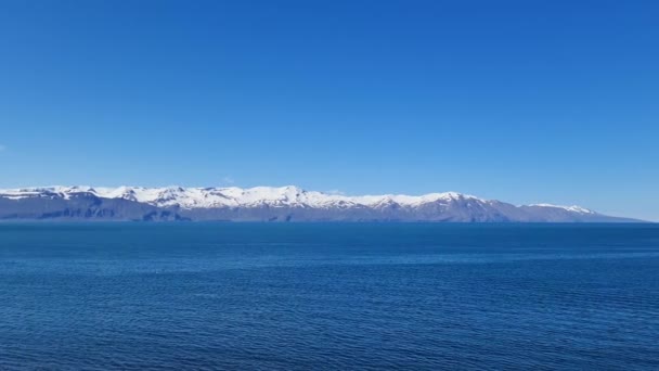 在冰岛的海面上 背景是群山 — 图库视频影像