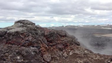 İzlanda 'nın gerçek dışı volkanik manzarası. Yanardağın üstünde kayalar kaynıyor..