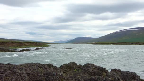Водопад Исландии Камнями Травой — стоковое видео
