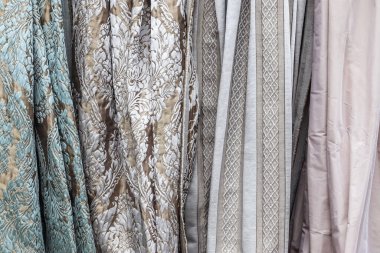 Kumaş pazarında farklı renklerde kumaş ve kumaş örnekleri bulundu..