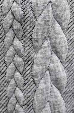 Kumaş pazarında farklı renklerde kumaş ve kumaş örnekleri bulundu..