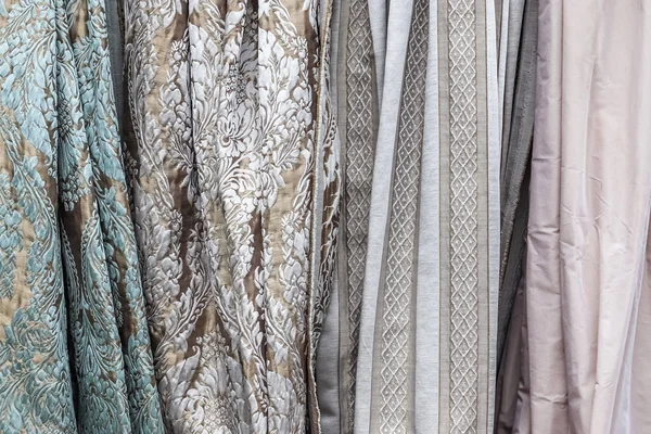 Kumaş pazarında farklı renklerde kumaş ve kumaş örnekleri bulundu..