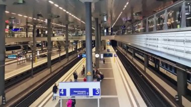 Berlin, Almanya - 03. Ekim 2022: Orta ziyaretçi sayısına sahip Alman başkentinin ana istasyonu Berlin