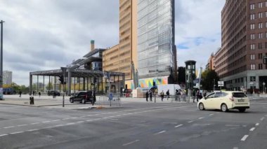 Berlin, Almanya - 03. Ekim 2022: Berlin 'deki Potsdamer Platz' da yol trafiği yoğun