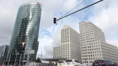 Berlin, Almanya - 03. Ekim 2022: Berlin 'deki Potsdamer Platz' da yol trafiği yoğun