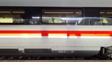 Berlin, Almanya - 03. Ekim 2022: Alman ICE Şehirlerarası Ekspres treni ana tren istasyonunda yavaşça ilerliyor