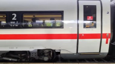 Berlin, Almanya - 03. Ekim 2022: Alman ICE Şehirlerarası Ekspres treni ana tren istasyonunda yavaşça ilerliyor
