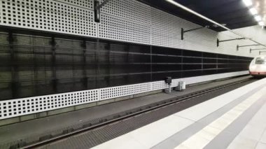 Berlin, Almanya - 03. Ekim 2022: Alman ICE Şehirlerarası Ekspres treni ana tren istasyonunda yavaşça ilerliyor
