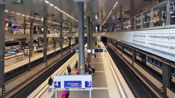 ドイツ ベルリン 2022年10月 ドイツの首都ベルリンの主要駅 中客数 — ストック動画
