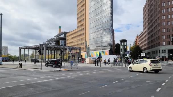 2022年10月 柏林Potsdamer Platz的交叉口 路上交通繁忙 — 图库视频影像