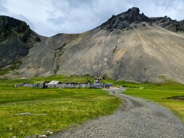 Hafnarfjoerdur, İzlanda - 10 Eylül 2022: Vestrahorn Dağı 'nın önündeki Viking köyü