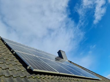 Güneş panelleri bir konutun çatısında temiz enerji üretiyor.