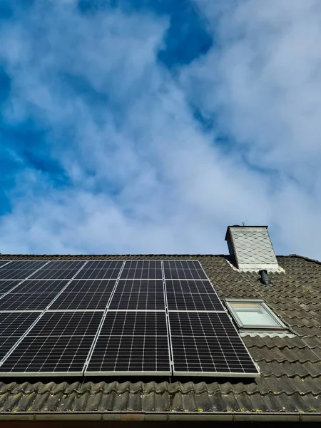 Solární Panely Vyrábějící Čistou Energii Střeše Obytného Domu — Stock fotografie