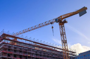 Kiel, Almanya - 27 Aralık 2022: Yüksek binalardaki inşaat sahalarında çeşitli vinçler