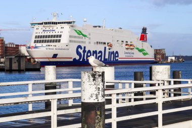 Kiel, Almanya - 27 Aralık 2022: MS Stena Scandinavica feribotu Kiel limanına yanaştı
