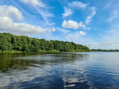 Yansıtıcı su yüzeyi olan güzel bir göl manzarası..