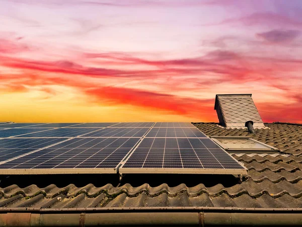 Сонячні Панелі Виробляють Чисту Енергію Даху Житлового Будинку — стокове фото