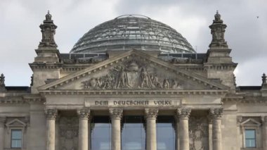 Berlin, Almanya - 03. Ekim 2022: Berlin 'de 3 Ekim' de Alman Reichstag inşaatı