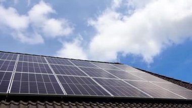 Güneş panellerinin zaman aşımına uğraması bir konutun çatısında temiz enerji üretiyor.