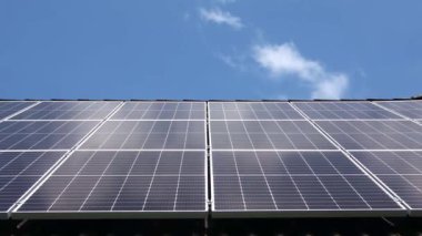 Güneş panellerinin zaman aşımına uğraması bir konutun çatısında temiz enerji üretiyor.