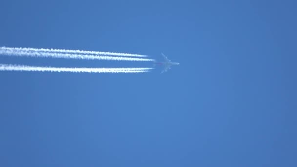 喷气式飞机在高空飞行 在晴朗的蓝天中留下了痕迹 — 图库视频影像