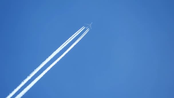 Samolot Odrzutowy Lecący Wysoko Niebie Pozostawiający Ślady Czystym Błękitnym Niebie — Wideo stockowe