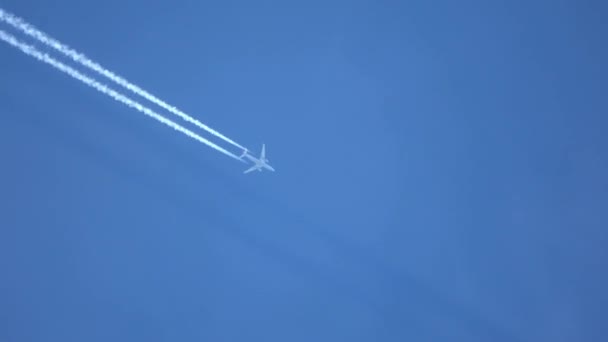Avião Jato Voando Alto Céu Deixando Rastros Céu Azul Claro — Vídeo de Stock