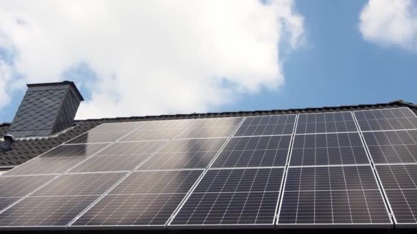 Zeitraffer Von Sonnenkollektoren Die Saubere Energie Auf Dem Dach Eines — Stockvideo