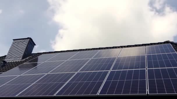 Güneş Panellerinin Zaman Aşımına Uğraması Bir Konutun Çatısında Temiz Enerji — Stok video