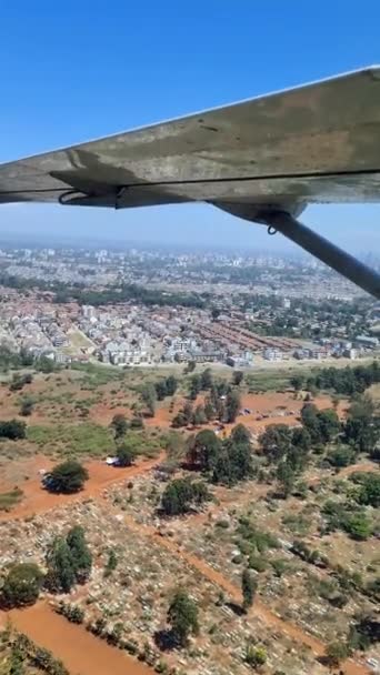 Vue Depuis Fenêtre Petit Avion Privé Atterrissant Aéroport Wilson Nairobi — Video