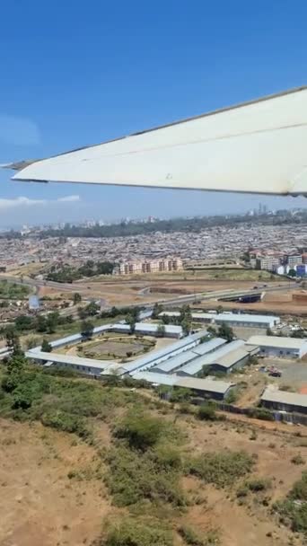 Vista Desde Ventana Pequeño Avión Privado Aterrizando Aeropuerto Wilson Nairobi — Vídeos de Stock