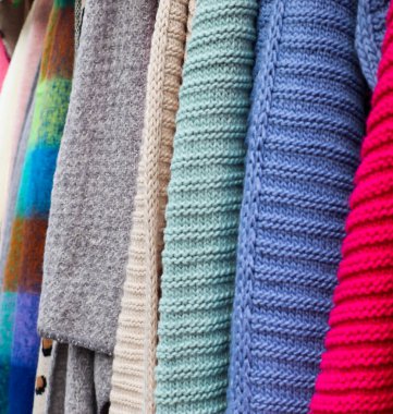 Kumaş pazarında farklı renklerde kumaş ve kumaş örnekleri bulundu..