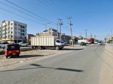 Kitengela, Kenya - 22 Ocak 2023: Küçük tuk tuk araçlı Kitengela sokakları